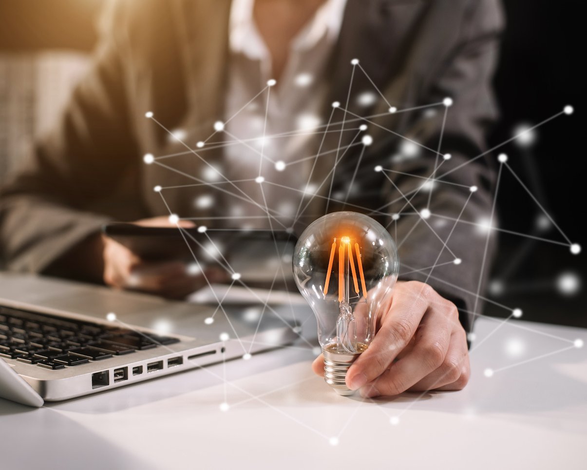 Conseiller travaillant sur ordinateur